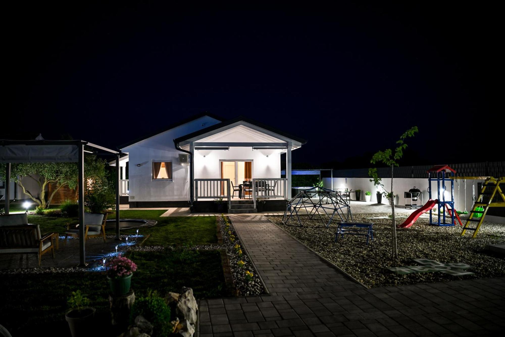 Holiday Home Aprilis With Pool, Jacuzzi And Sauna Galovac  Exterior photo